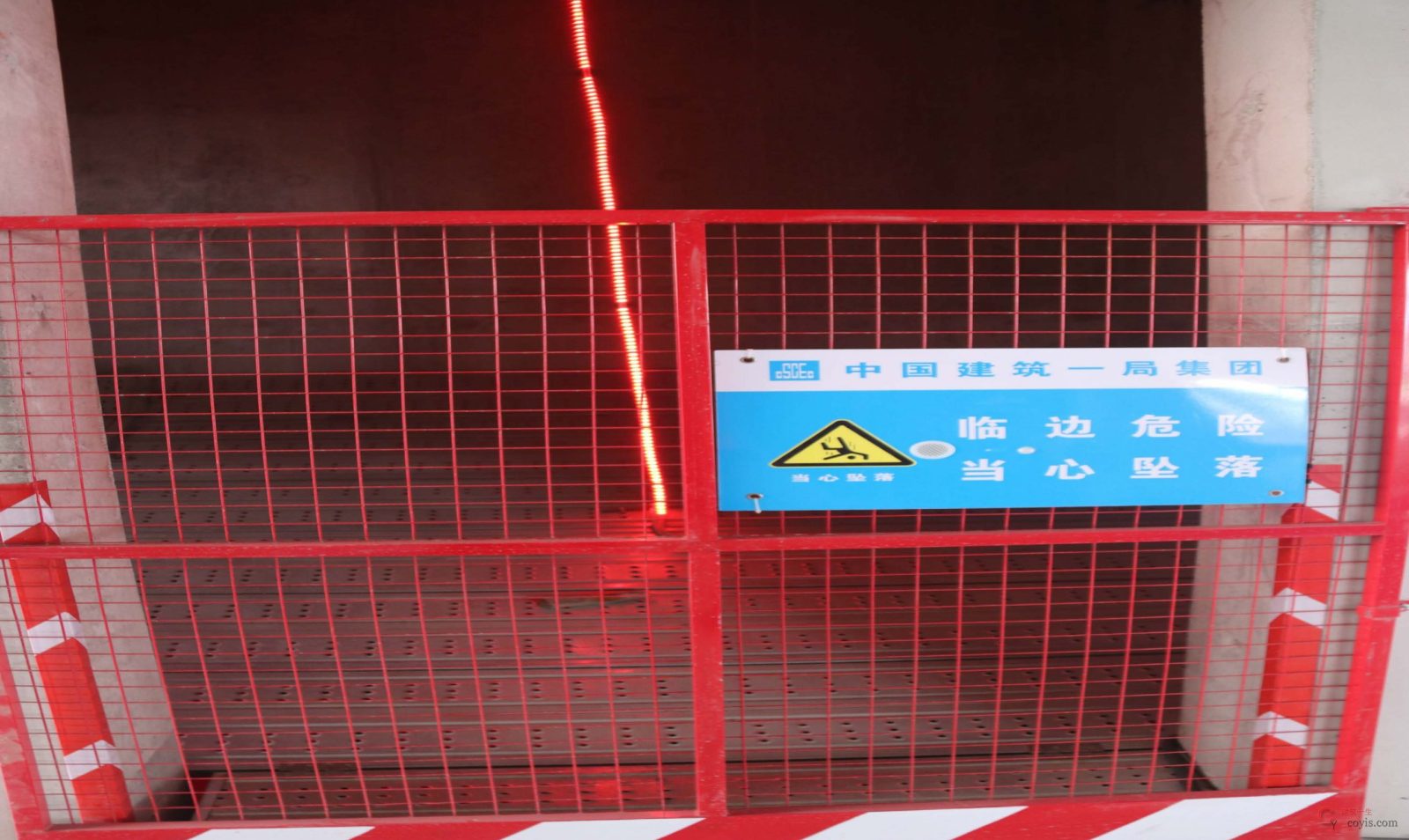 图7-34 伸缩式电梯井水平防护