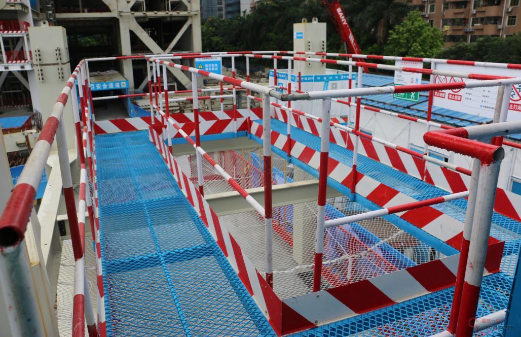 图7-78 钢结构施工安全通道