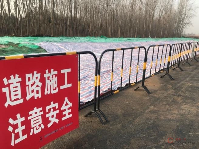 图8-15 黄马杠移动式防护栏杆围挡