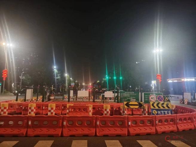 图8-17 水马移动式防护栏杆围挡