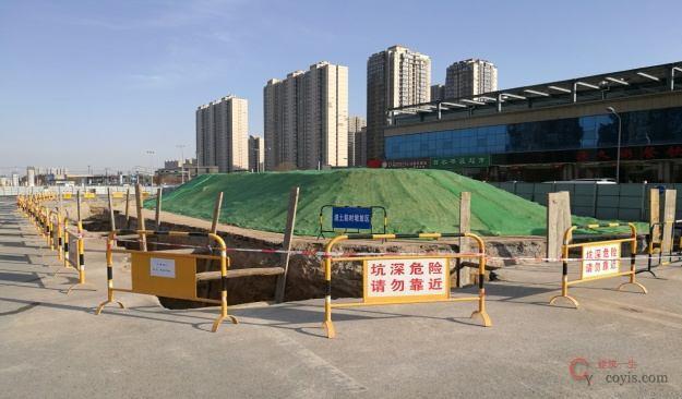 图8-19 沟槽临边防护及堆土