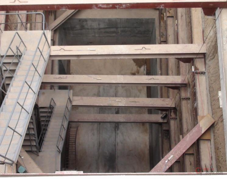 图8-25 基坑支护形式(灌注桩-型钢围檩)