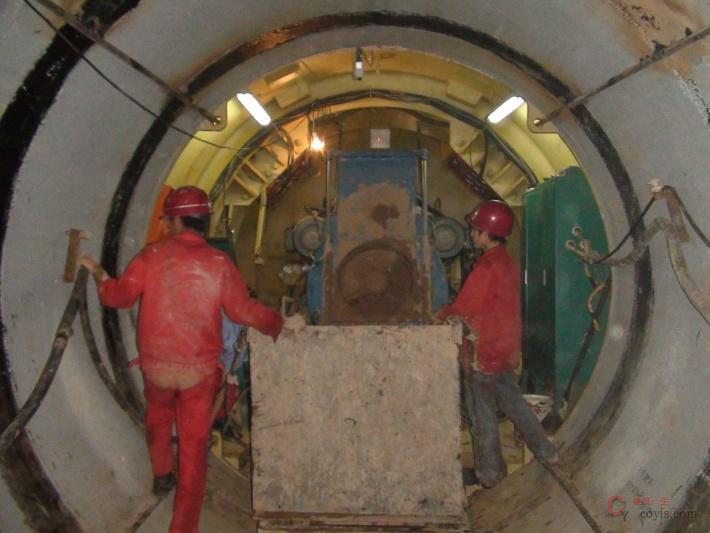 图8-33 顶管顶进方法(土压平衡)