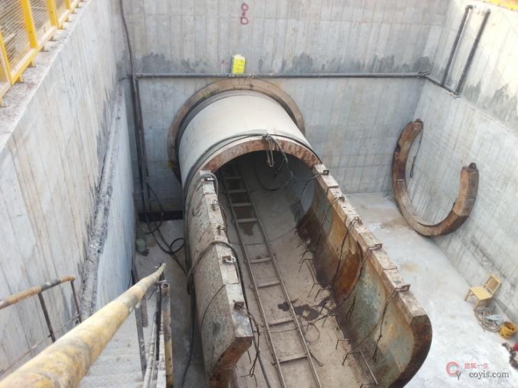 图8-37 顶铁与导轨