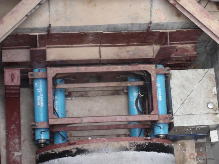 图8-38 千斤顶、油泵设置