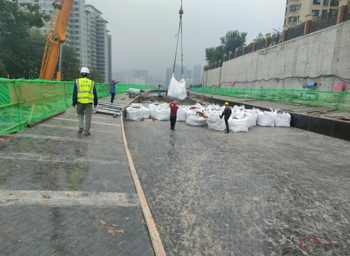 图8-64 满堂支架预压试验(1)