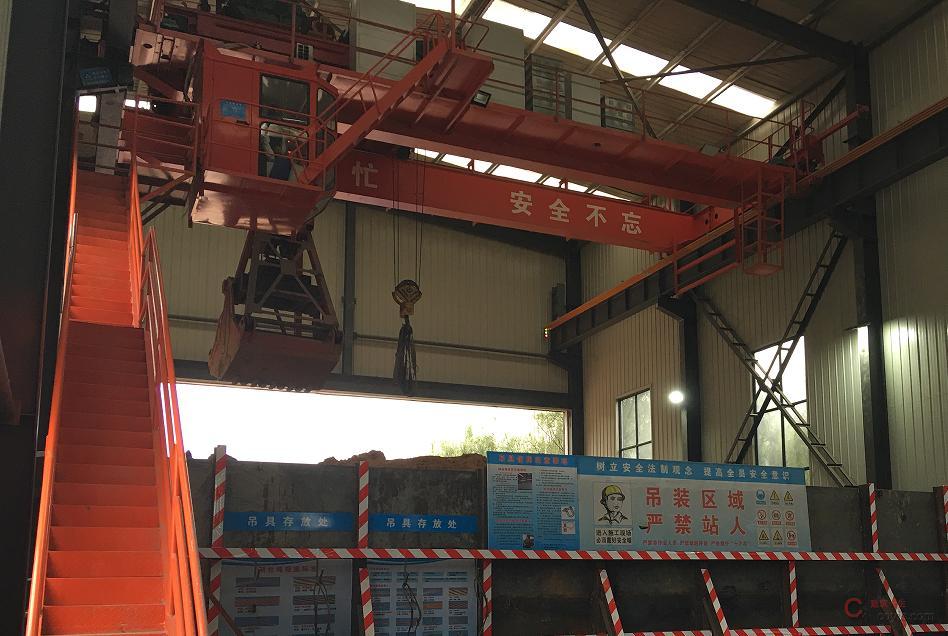 图8-82 抓斗式桥式起重机