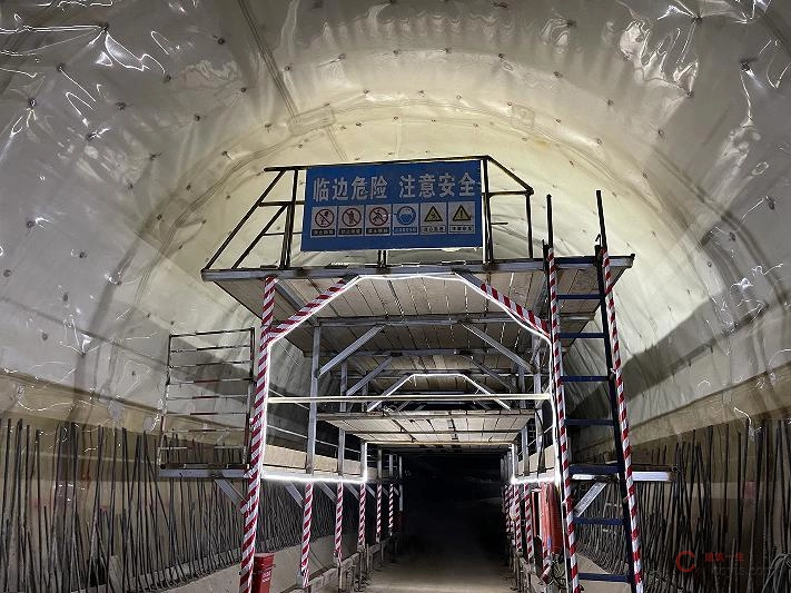 图8-105 隧道方管作业台架