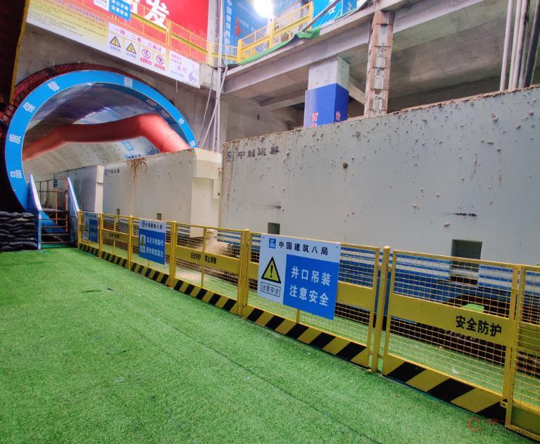 图8-127 轨行区人行通道防护