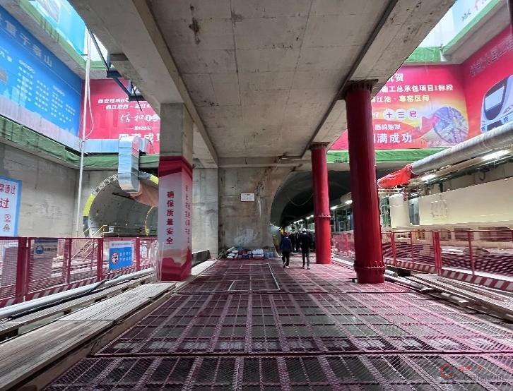 图8-129 洞外轨行区防护