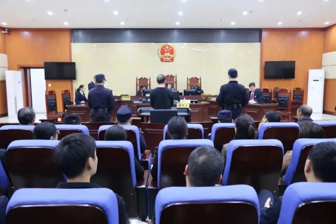 江西省赣州市安远县一国企原经理李某某因受贿、串通投标罪被判刑。中标金额6000余万元。