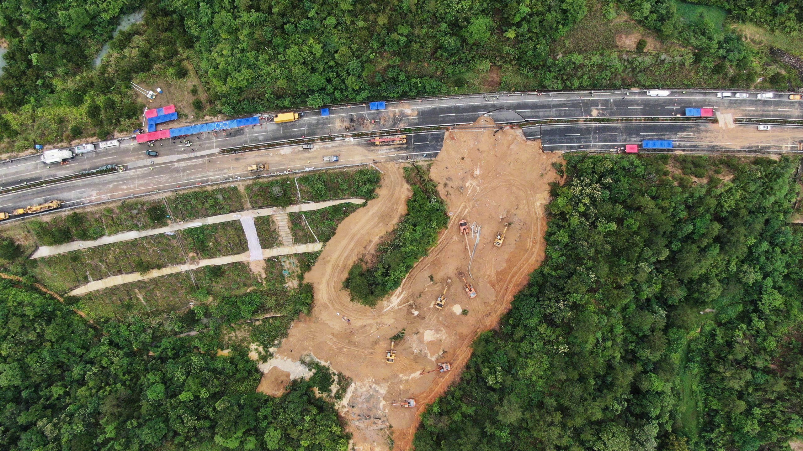 梅大高速塌方救援现场画面，梅大高速塌方已致48人死亡