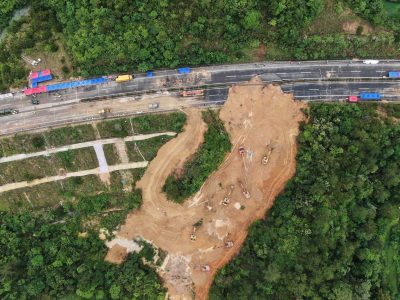 梅大高速塌方救援现场画面,梅大高速塌方已致48人死亡