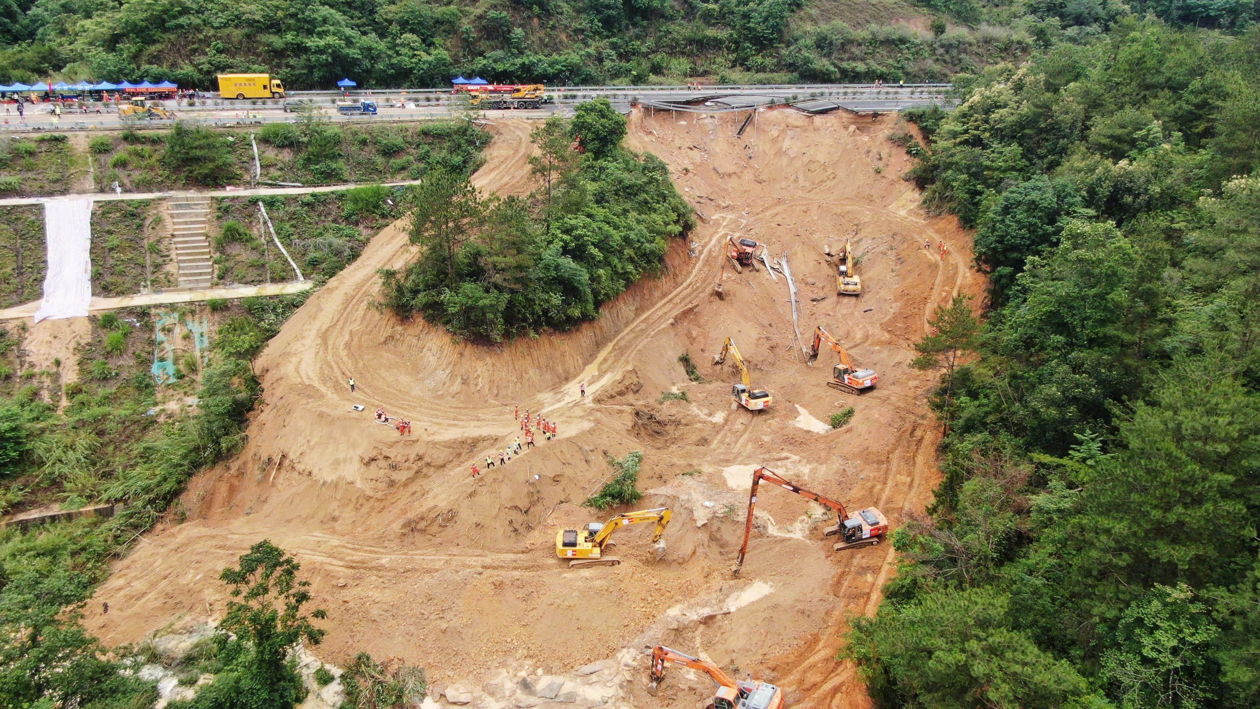 梅大高速塌方救援现场画面，梅大高速塌方已致48人死亡