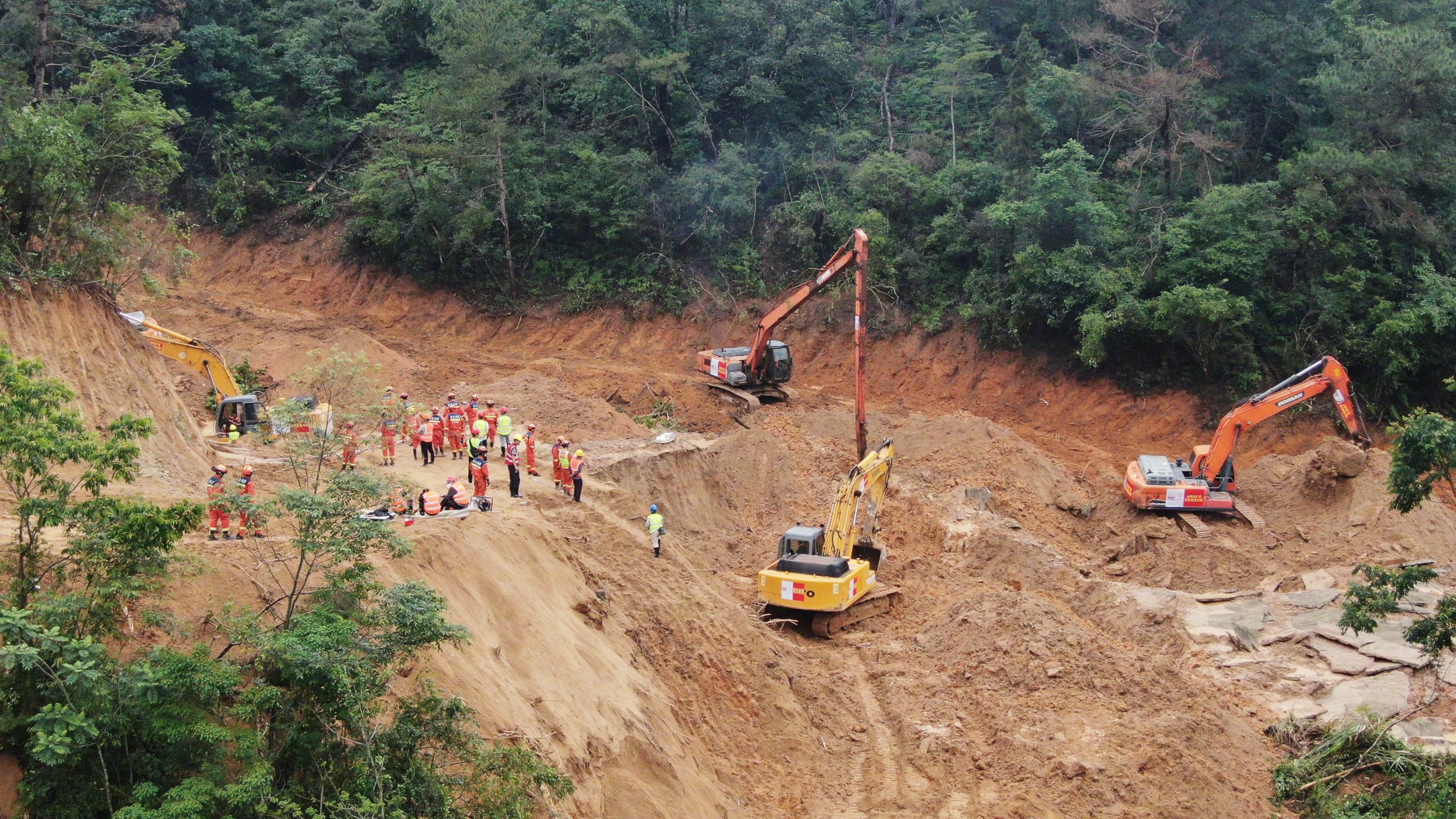 梅大高速塌方救援现场画面，梅大高速塌方已致48人死亡
