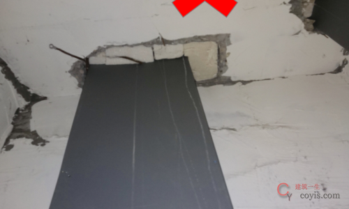 桥架和管道顶板下部也要封堵,严禁有泡沫板