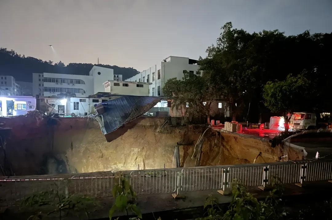 位于宝安区航城街道洲石路的深江铁路5标段施工现场突发地面坍