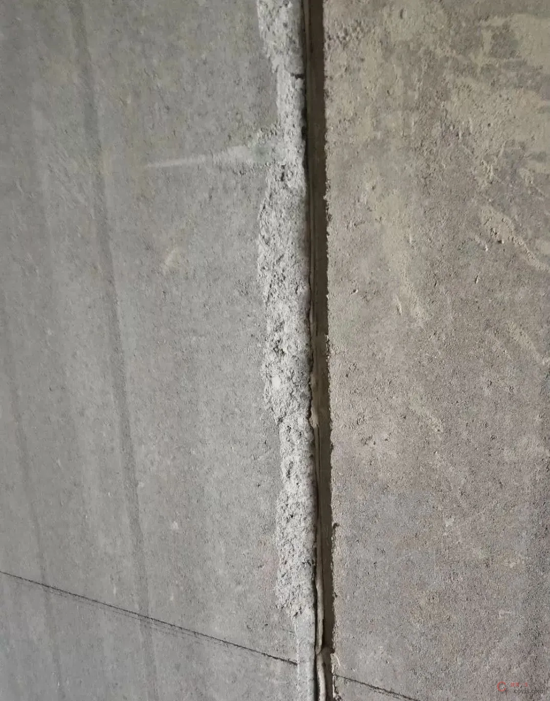 墙板材料存在开裂、破损