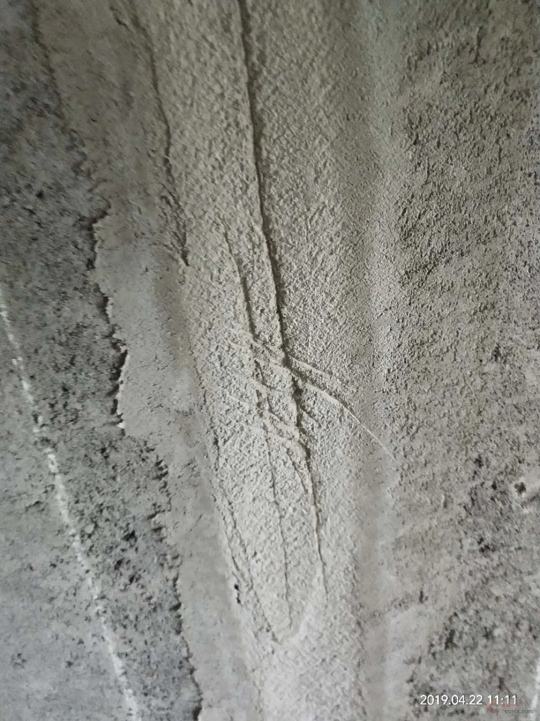 墙板材料存在开裂、破损