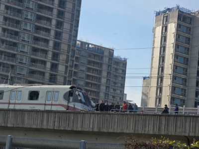 突发!上海地铁11号线遭塔吊侵入,线路设施和列车受损