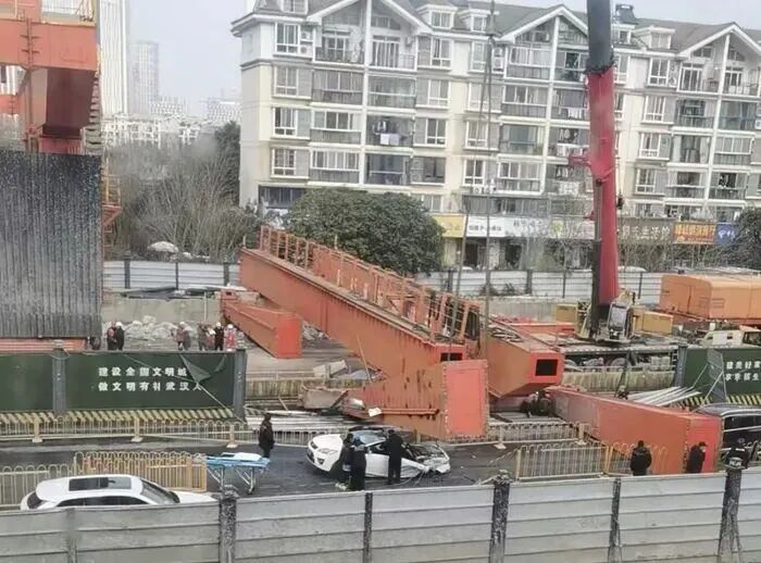 武汉市丨门吊突然倒塌!一辆轿车后排被压扁,应急管理局:有人员伤亡